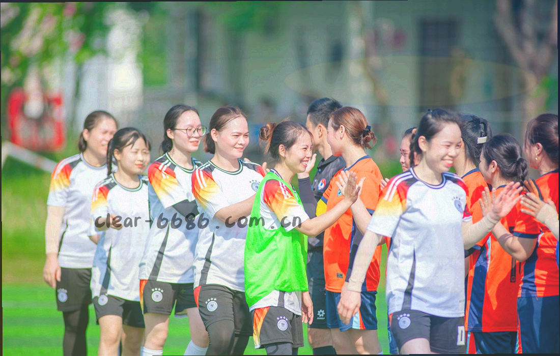 客服邮箱、电话与约回访入口组成的联系路线图，沿线标注服务时间标签与路径箭头